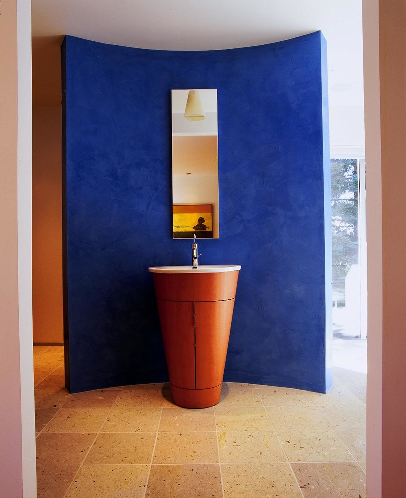 Foto de cuarto de baño bohemio con baldosas y/o azulejos beige, lavabo con pedestal, paredes azules, suelo de cemento y baldosas y/o azulejos de cemento