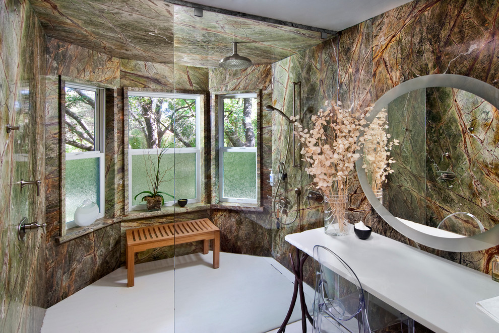 Foto de cuarto de baño bohemio con ducha doble, encimera de mármol, paredes multicolor y banco de ducha