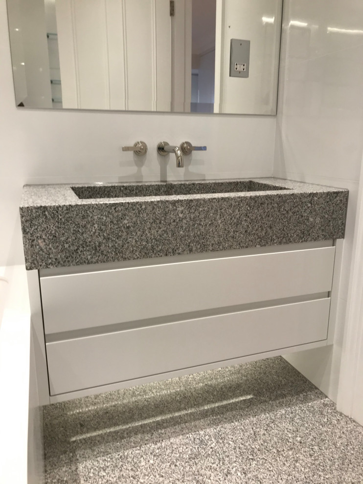 Idéer för att renovera ett funkis badrum, med grå skåp och granitbänkskiva