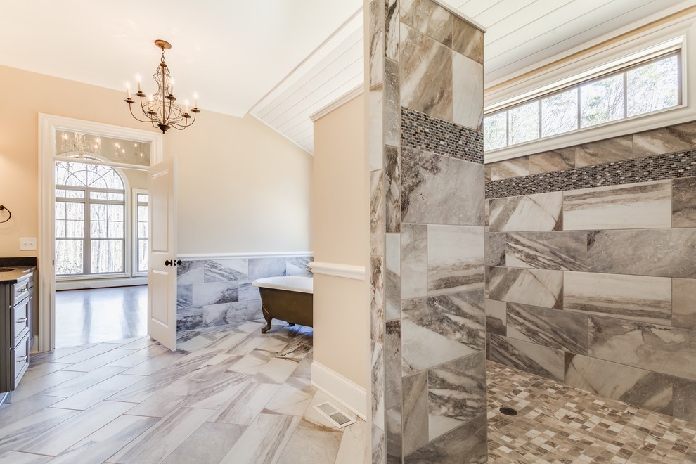 Пример оригинального дизайна: большая главная ванная комната в классическом стиле с фасадами с утопленной филенкой, бежевыми фасадами, ванной на ножках, душем в нише, бежевыми стенами, врезной раковиной и открытым душем