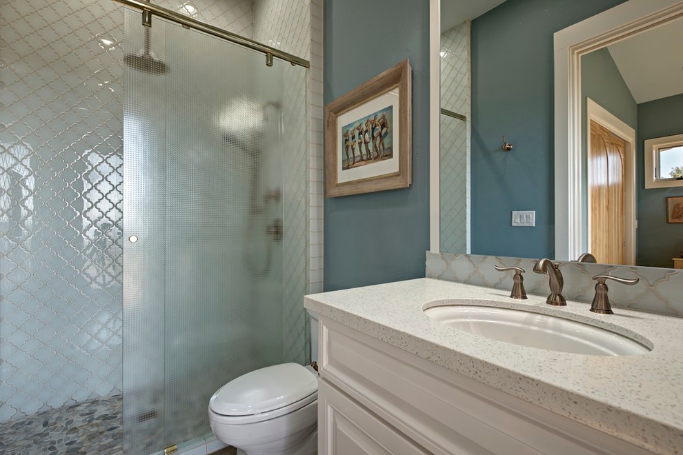 На фото: маленькая ванная комната в стиле неоклассика (современная классика) с фасадами с выступающей филенкой, темными деревянными фасадами, душем без бортиков, унитазом-моноблоком, белой плиткой, керамической плиткой, синими стенами, полом из керамической плитки, врезной раковиной и мраморной столешницей для на участке и в саду