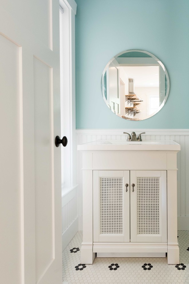 Inspiration för ett litet lantligt badrum med dusch, med möbel-liknande, vita skåp, klinkergolv i porslin, bänkskiva i kvarts, vitt golv, blå väggar och ett undermonterad handfat