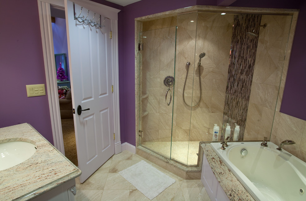 Exempel på ett mellanstort klassiskt badrum med dusch, med skåp i shakerstil, vita skåp, en dusch i en alkov, en toalettstol med separat cisternkåpa, travertinkakel, beige väggar, klinkergolv i porslin, ett undermonterad handfat, bänkskiva i terrazo, beiget golv och dusch med gångjärnsdörr