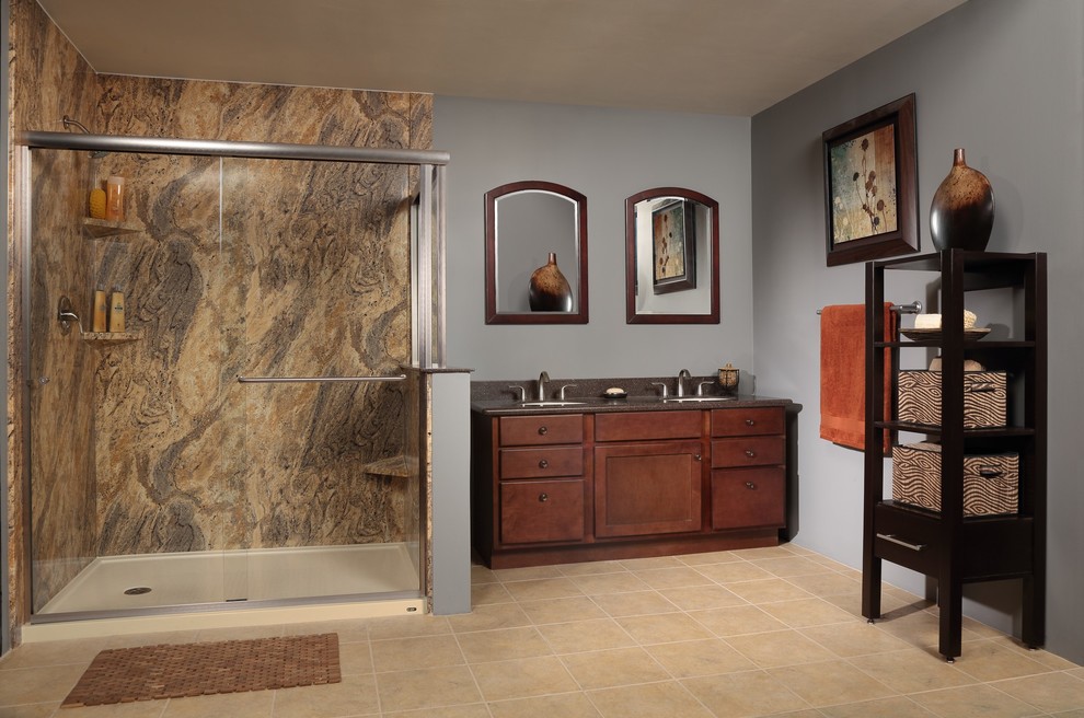 Bild på ett mellanstort rustikt en-suite badrum, med ett piedestal handfat, öppna hyllor, skåp i mörkt trä, bänkskiva i akrylsten, ett badkar i en alkov, en öppen dusch, en toalettstol med hel cisternkåpa, vit kakel, vita väggar och linoleumgolv