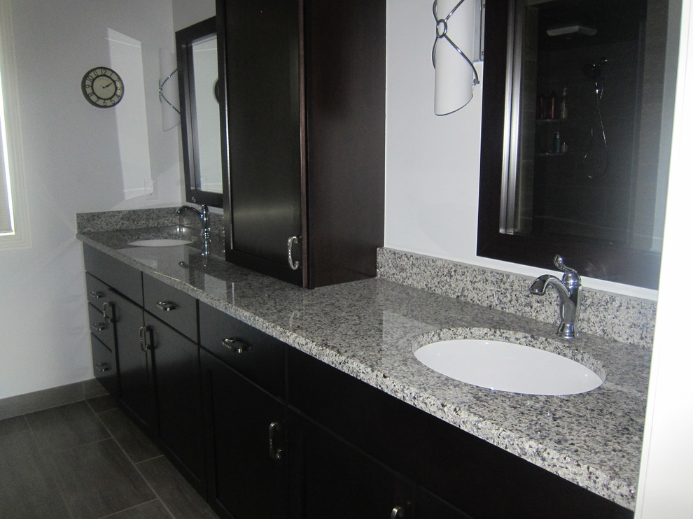 На фото: главная ванная комната в стиле модернизм с плоскими фасадами, черными фасадами, столешницей из гранита и белыми стенами