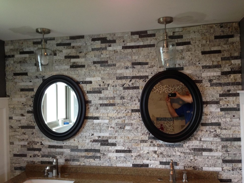 Idéer för att renovera ett stort rustikt en-suite badrum, med ett undermonterad handfat, granitbänkskiva och grå väggar