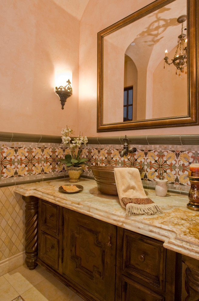 Idéer för att renovera ett mycket stort vintage badrum, med luckor med upphöjd panel, skåp i mellenmörkt trä, beige kakel, stenhäll, rosa väggar, terrazzogolv, ett fristående handfat och granitbänkskiva