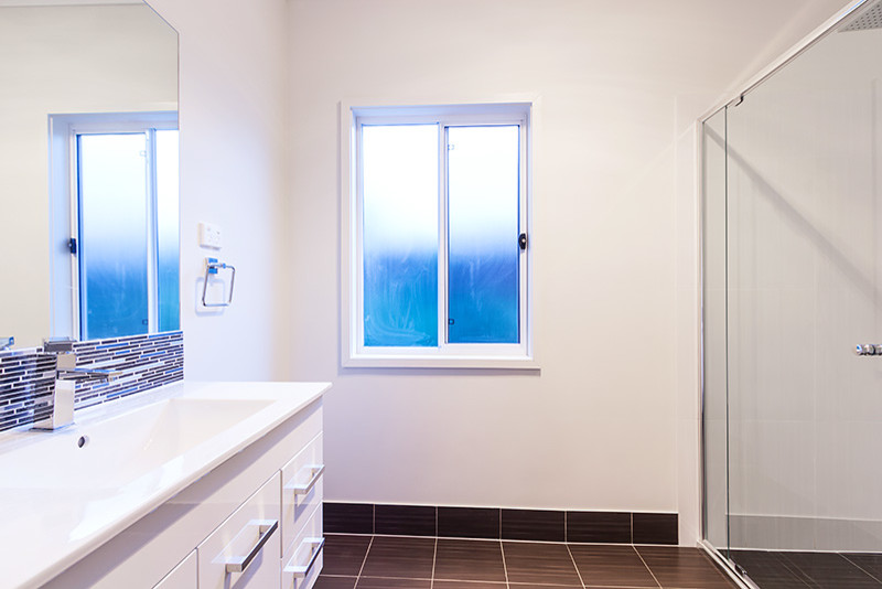 Kleines Modernes Duschbad mit flächenbündigen Schrankfronten, weißen Schränken, Duschnische, weißen Fliesen, Keramikfliesen und Keramikboden in Sydney