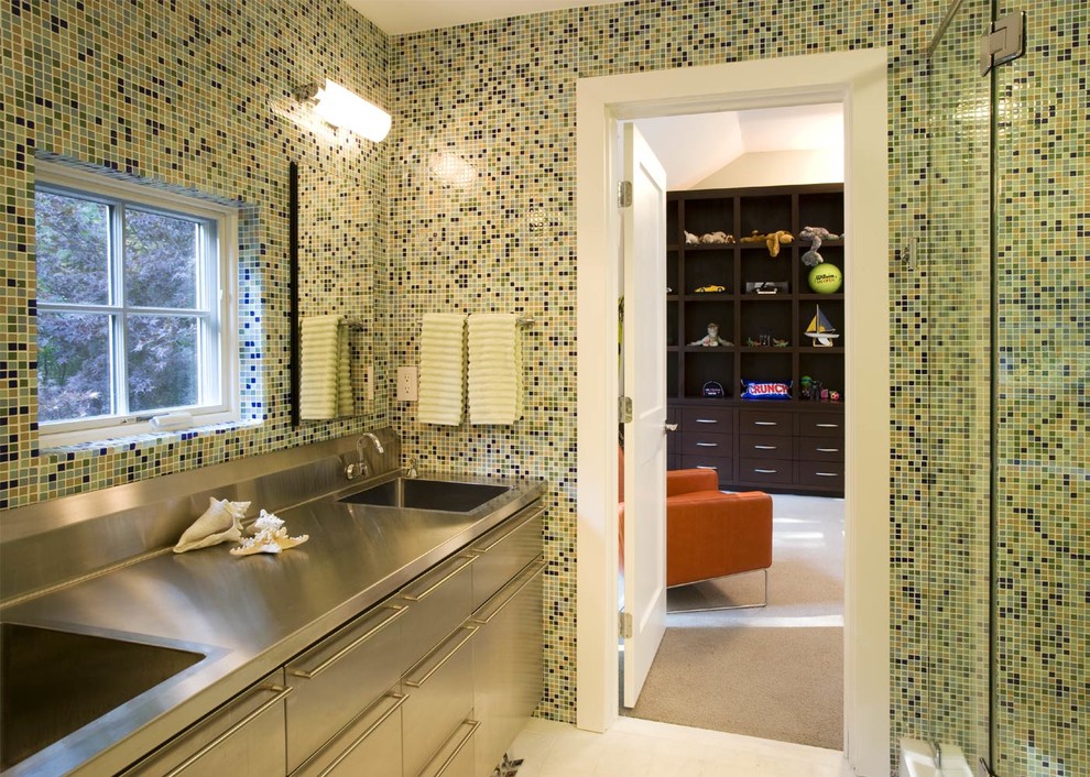 Идея дизайна: ванная комната с монолитной раковиной, серыми фасадами, столешницей из нержавеющей стали и зелеными стенами