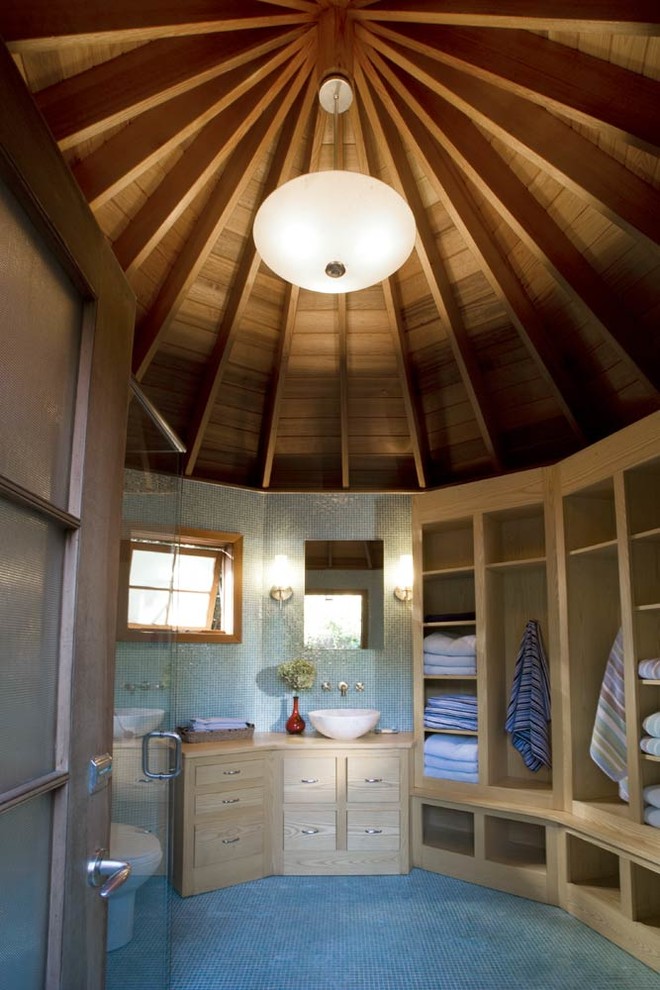 Идея дизайна: ванная комната с плоскими фасадами, фасадами цвета дерева среднего тона, столешницей из дерева и полом из мозаичной плитки