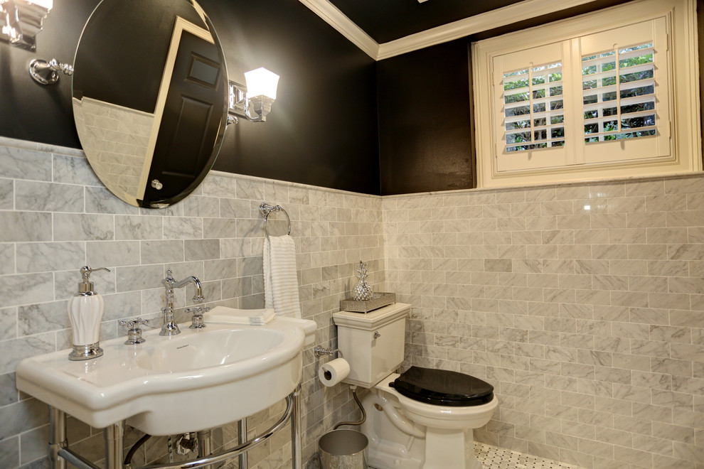 Пример оригинального дизайна: маленькая ванная комната в классическом стиле с серой плиткой, мраморной плиткой, черными стенами, мраморным полом, раковиной с пьедесталом и белым полом для на участке и в саду