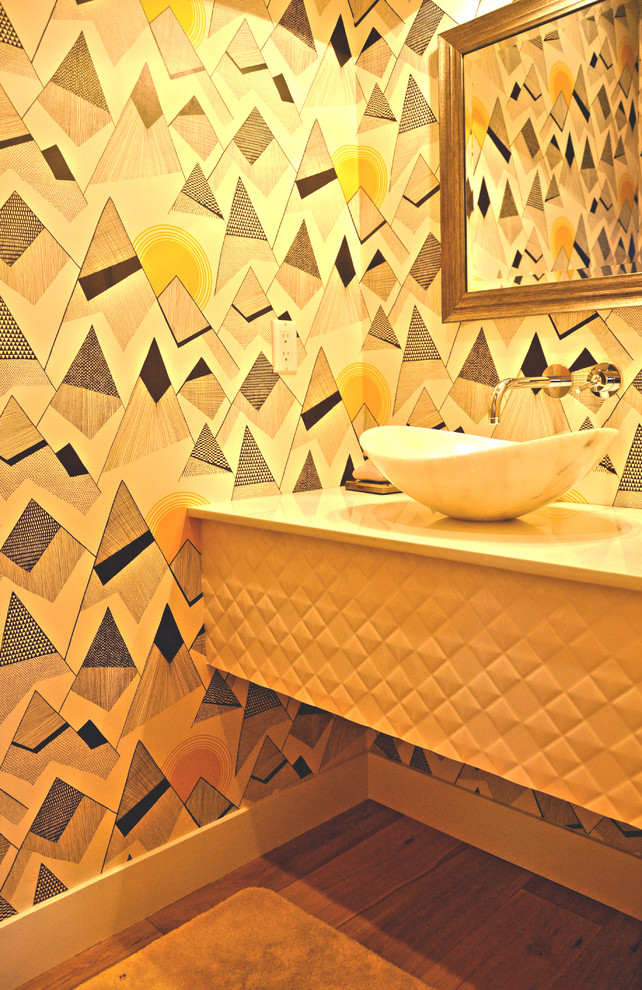 Ispirazione per una stanza da bagno minimal di medie dimensioni con top in superficie solida, piastrelle bianche e piastrelle in gres porcellanato