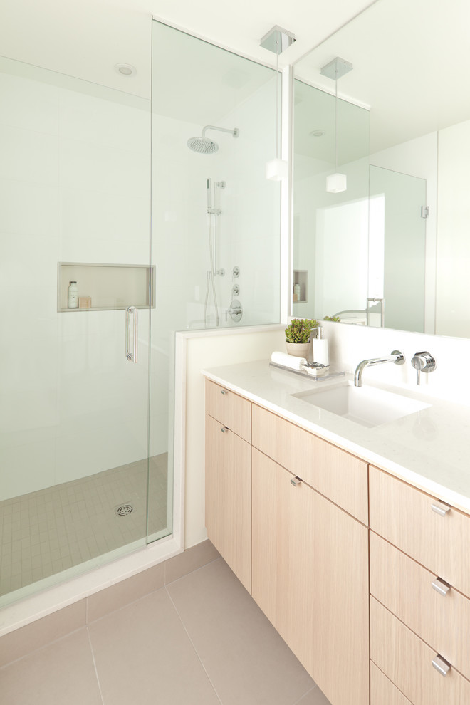 Modernes Badezimmer mit Unterbauwaschbecken, flächenbündigen Schrankfronten, hellen Holzschränken, Eckdusche und beigen Fliesen in Vancouver
