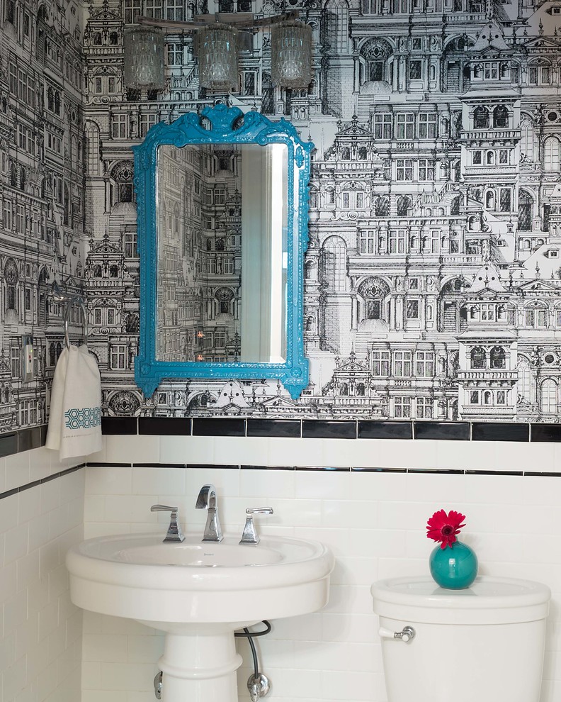 На фото: ванная комната в стиле неоклассика (современная классика) с раковиной с пьедесталом, белой плиткой, плиткой кабанчик и разноцветными стенами с