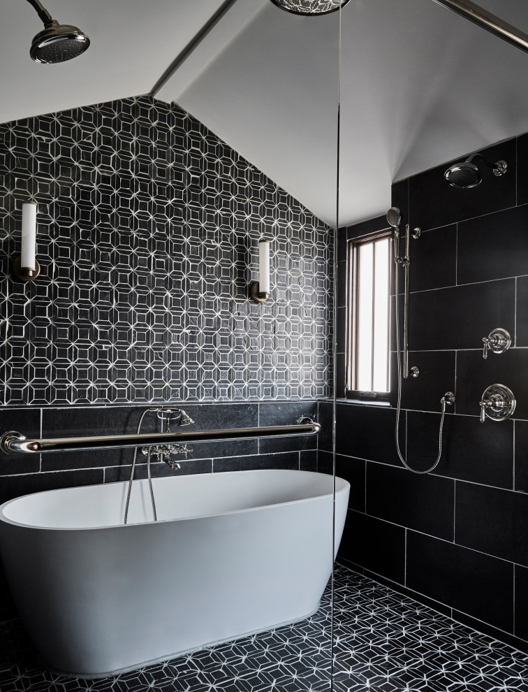 Идея дизайна: главная ванная комната среднего размера в стиле неоклассика (современная классика) с отдельно стоящей ванной, душевой комнатой, черной плиткой и душем с распашными дверями