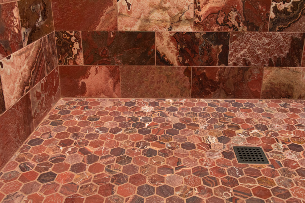 Пример оригинального дизайна: ванная комната среднего размера в стиле неоклассика (современная классика) с душем в нише, красной плиткой, мраморной плиткой, мраморным полом, красным полом и душем с распашными дверями