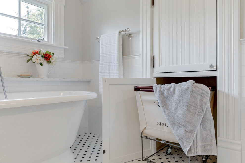 Идея дизайна: главная ванная комната в викторианском стиле с серыми фасадами, отдельно стоящей ванной, раздельным унитазом, белой плиткой, плиткой кабанчик, серыми стенами, полом из керамической плитки, врезной раковиной, столешницей из искусственного кварца, разноцветным полом, душем с распашными дверями и белой столешницей