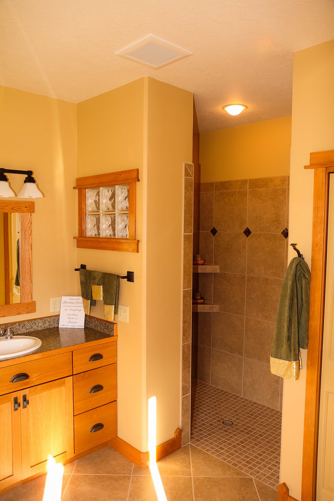 Idee per una stanza da bagno padronale stile americano di medie dimensioni con ante in stile shaker, ante in legno chiaro, top in laminato, doccia a filo pavimento, piastrelle beige e pavimento in gres porcellanato