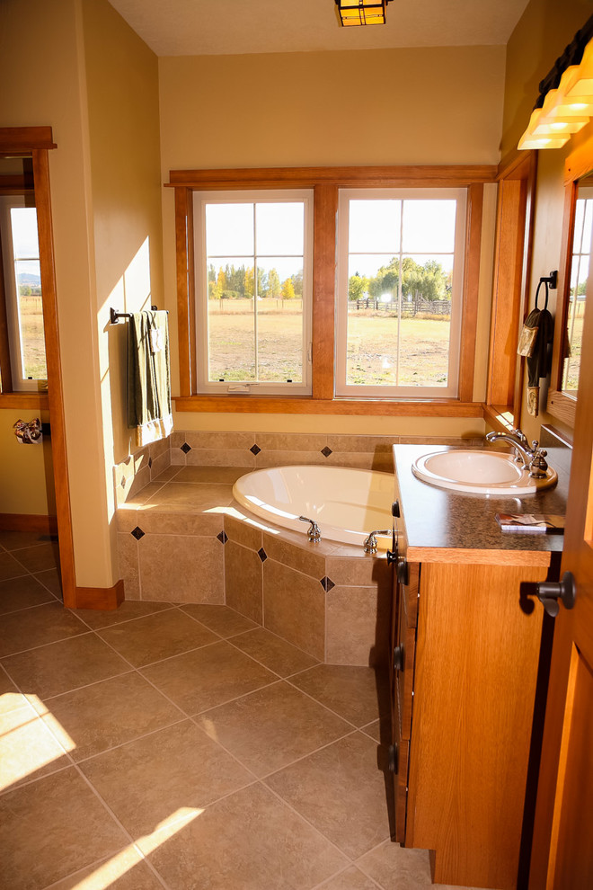 Idee per una stanza da bagno padronale stile americano di medie dimensioni con ante in stile shaker, ante in legno chiaro, top in laminato, vasca ad angolo, piastrelle beige e pavimento in gres porcellanato