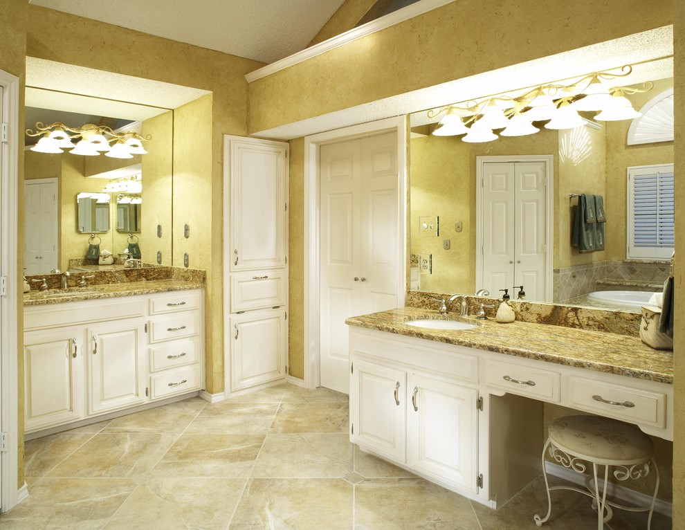 ダラスにあるトラディショナルスタイルのおしゃれな浴室 (御影石の洗面台) の写真