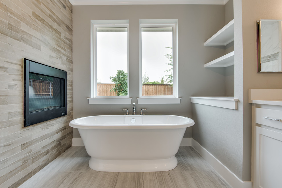 На фото: главная ванная комната среднего размера в стиле неоклассика (современная классика) с фасадами в стиле шейкер и отдельно стоящей ванной