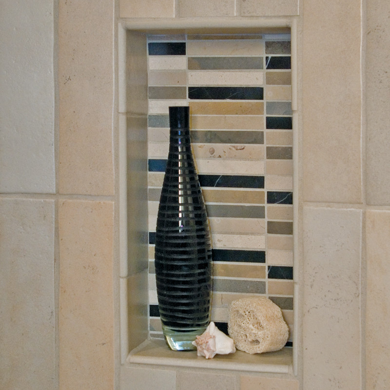 Cette image montre une salle d'eau traditionnelle de taille moyenne avec un carrelage beige et des carreaux de céramique.