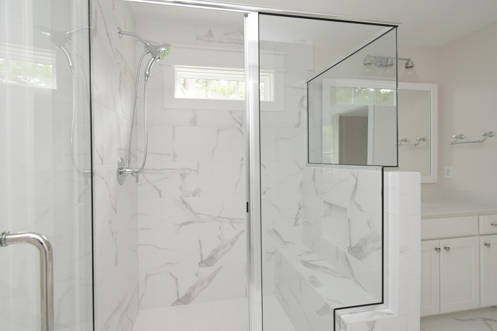 Klassisk inredning av ett mellanstort vit vitt en-suite badrum, med luckor med infälld panel, vita skåp, en dusch i en alkov, en toalettstol med separat cisternkåpa, flerfärgad kakel, keramikplattor, klinkergolv i keramik, ett integrerad handfat, marmorbänkskiva, flerfärgat golv och dusch med gångjärnsdörr