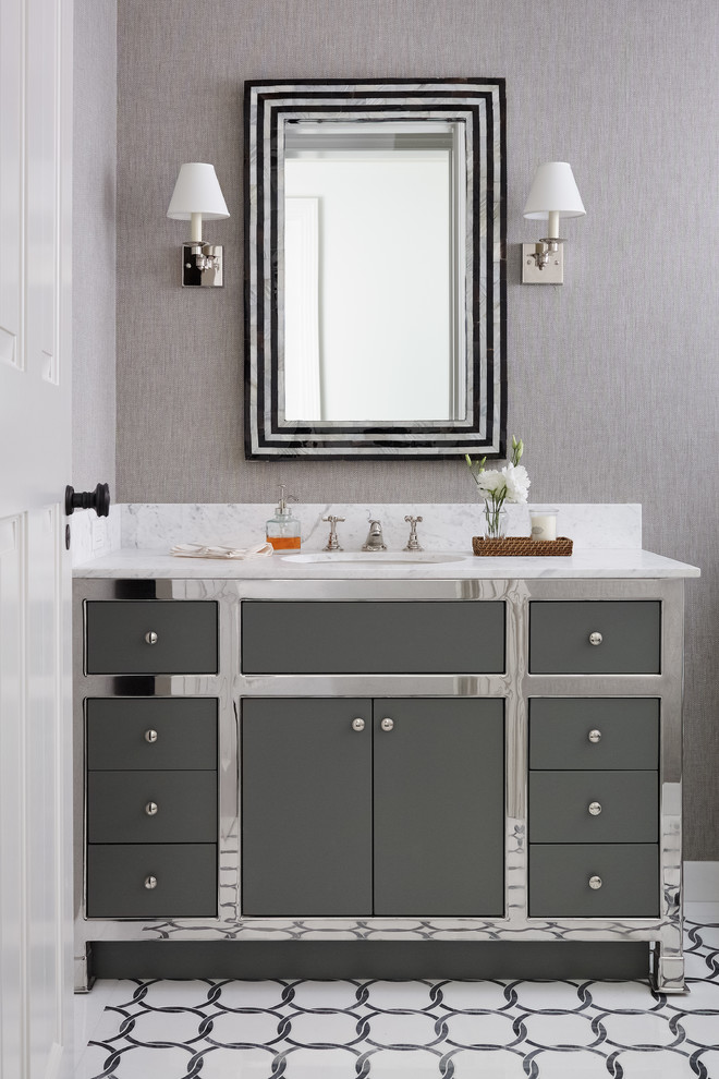 Foto de cuarto de baño marinero con puertas de armario grises y paredes grises