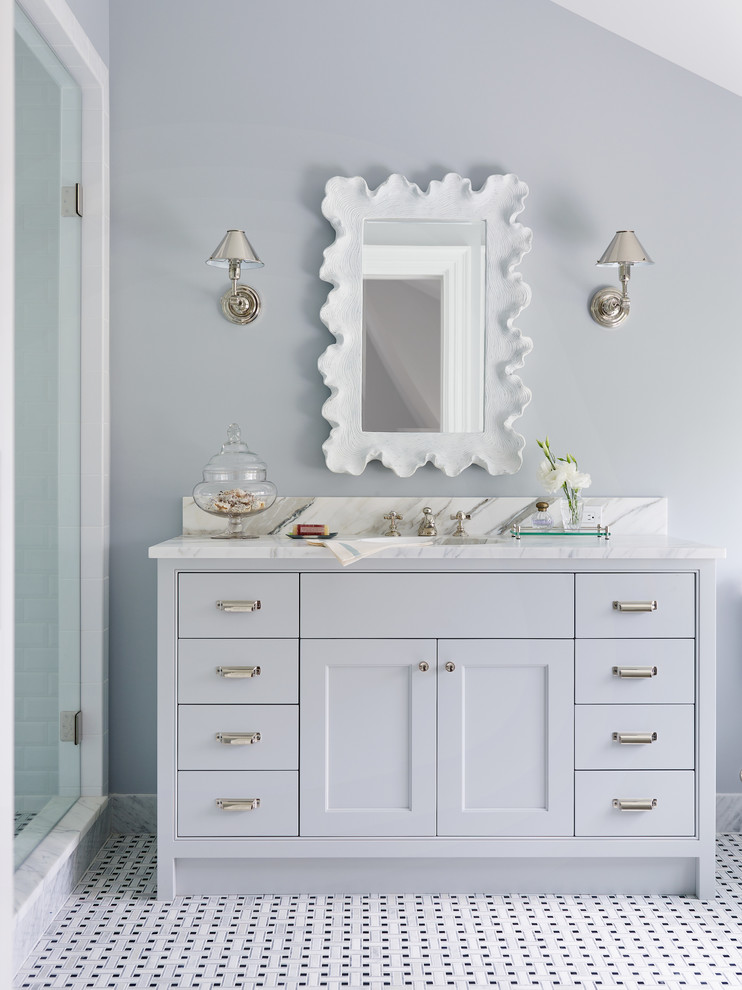 Foto de cuarto de baño costero con puertas de armario grises, paredes grises y armarios con paneles empotrados