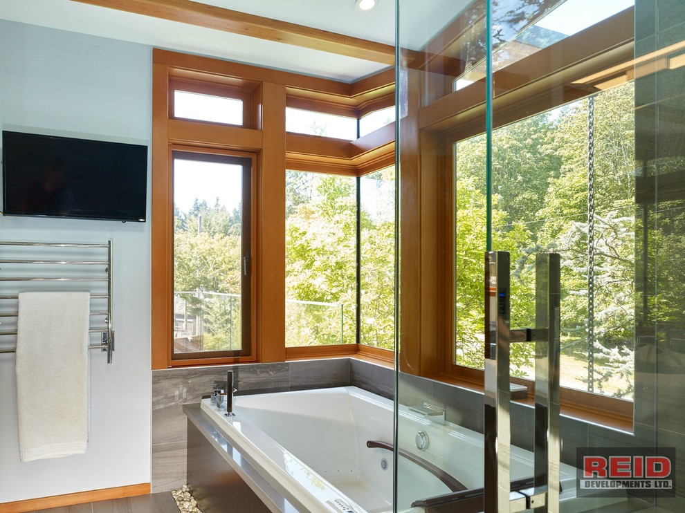 Großes Modernes Badezimmer En Suite mit Einbaubadewanne, Eckdusche, grauen Fliesen, Keramikfliesen, weißer Wandfarbe, Keramikboden, Quarzwerkstein-Waschtisch, grauem Boden, Falttür-Duschabtrennung und grauer Waschtischplatte in Vancouver