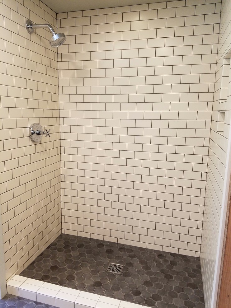 Diseño de cuarto de baño principal clásico renovado de tamaño medio con ducha empotrada, baldosas y/o azulejos beige, baldosas y/o azulejos de cemento, suelo con mosaicos de baldosas y suelo gris