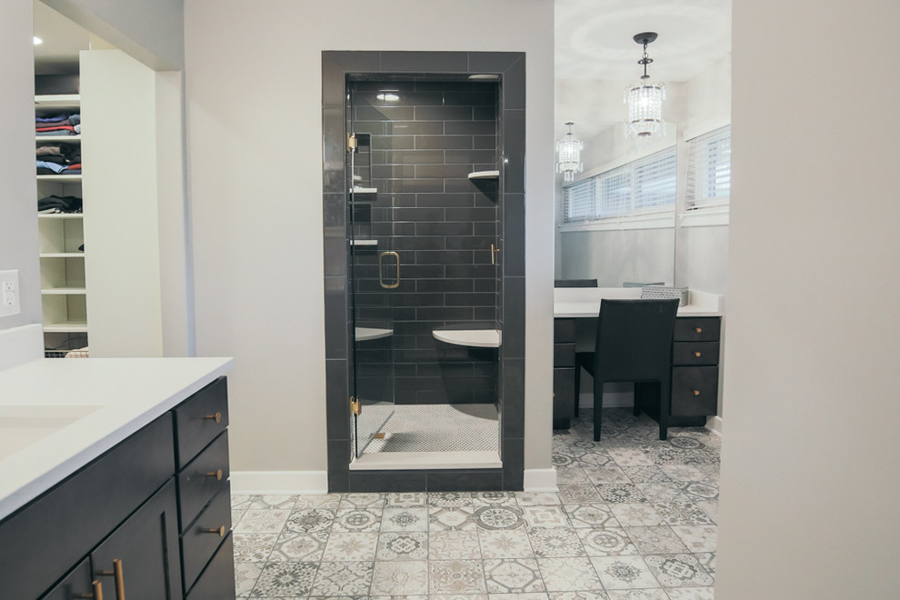 Immagine di una stanza da bagno padronale chic di medie dimensioni con ante lisce, ante nere, doccia alcova, pareti grigie, pavimento con piastrelle in ceramica, lavabo sottopiano e top in superficie solida