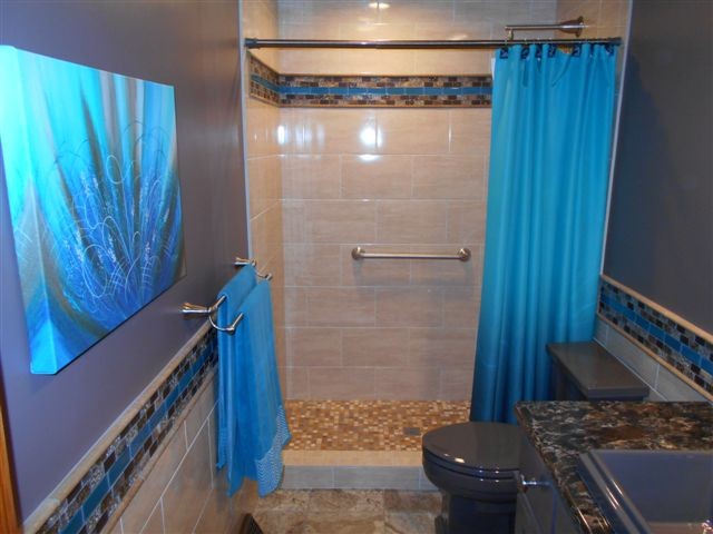 Idee per una piccola stanza da bagno con doccia bohémian con lavabo da incasso, ante con riquadro incassato, ante grigie e top in quarzo composito