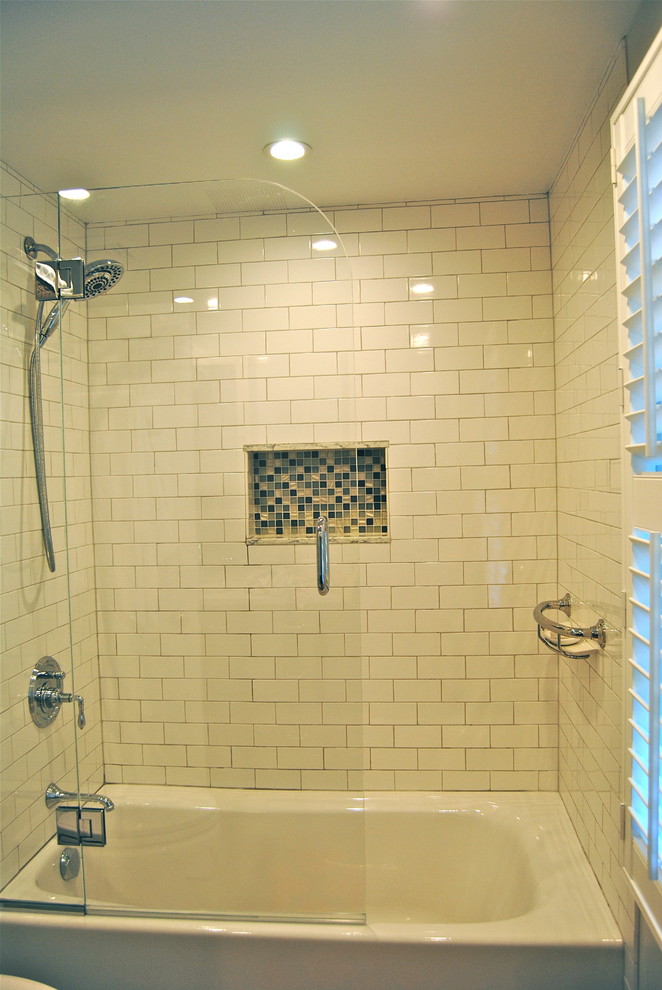 Foto di una stanza da bagno per bambini contemporanea con ante a filo, lavabo sottopiano, vasca da incasso, vasca/doccia, WC a due pezzi e pareti bianche