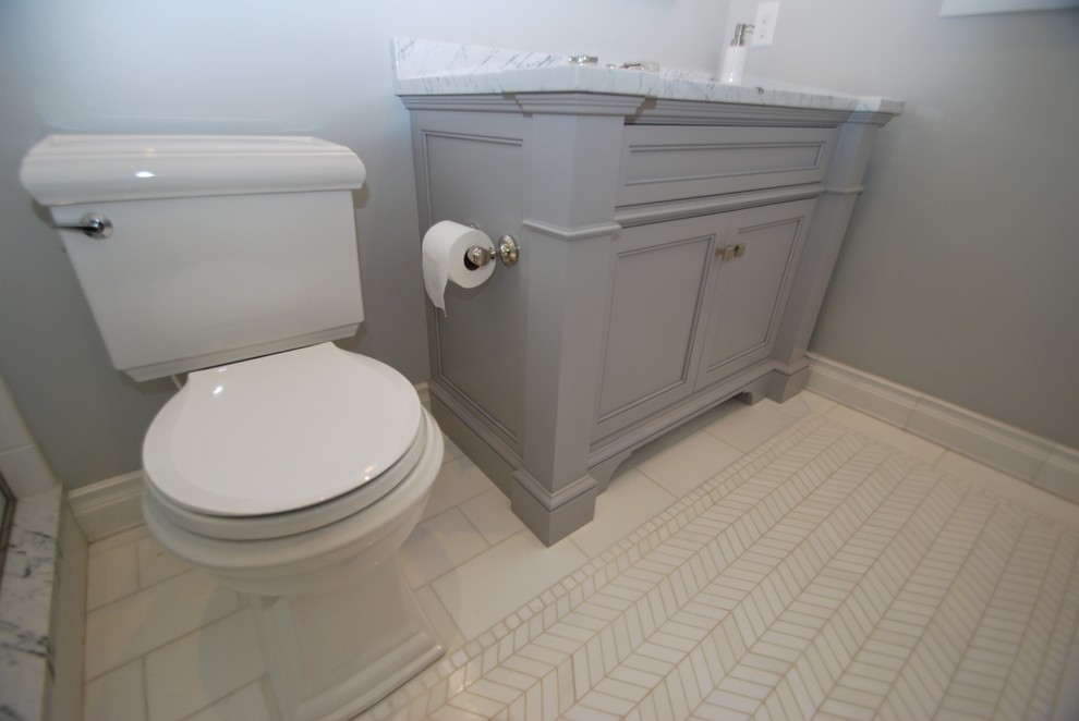 Exempel på ett mellanstort klassiskt grå grått badrum för barn, med luckor med profilerade fronter, grå skåp, en toalettstol med separat cisternkåpa, grå väggar, marmorgolv, ett undermonterad handfat, marmorbänkskiva och vitt golv