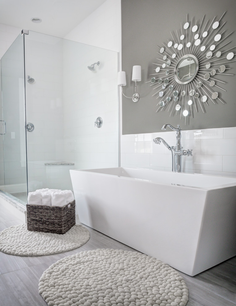 Modelo de cuarto de baño principal campestre grande con bañera exenta, ducha esquinera, paredes grises y encimera de granito