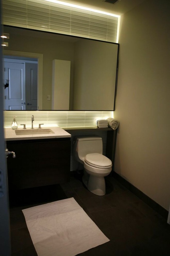 Inredning av ett modernt mellanstort en-suite badrum, med släta luckor, skåp i mörkt trä, en toalettstol med hel cisternkåpa, vit kakel, glaskakel, vita väggar och kalkstensgolv