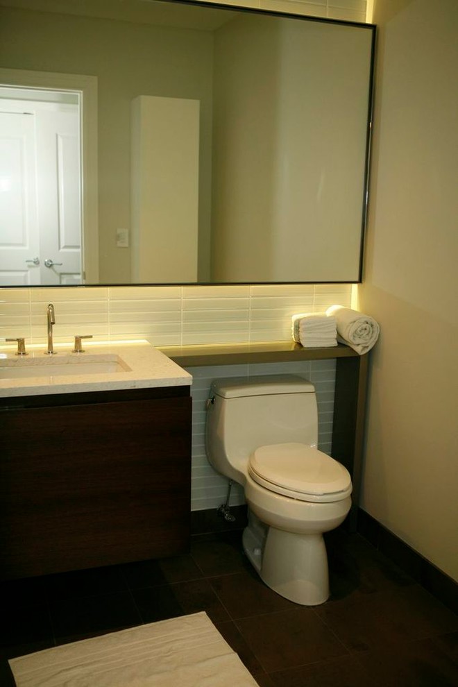 Inspiration för mellanstora moderna en-suite badrum, med ett undermonterad handfat, släta luckor, skåp i mörkt trä, en toalettstol med hel cisternkåpa, vit kakel, glaskakel, vita väggar och kalkstensgolv