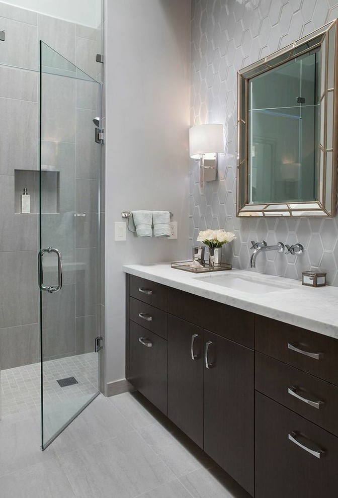 Inredning av ett modernt litet en-suite badrum, med ett undermonterad handfat, släta luckor, skåp i mörkt trä, marmorbänkskiva, ett undermonterat badkar, en öppen dusch, en vägghängd toalettstol, grå kakel, keramikplattor, grå väggar och klinkergolv i porslin