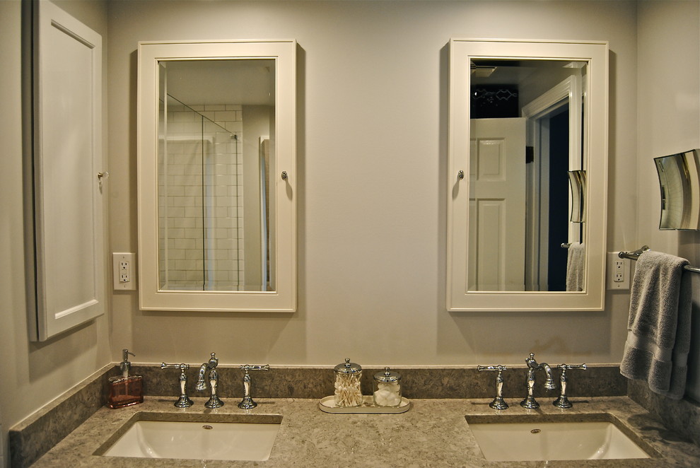 Bild på ett funkis badrum, med ett undermonterad handfat, luckor med profilerade fronter, grå skåp, en kantlös dusch, en toalettstol med separat cisternkåpa och vita väggar
