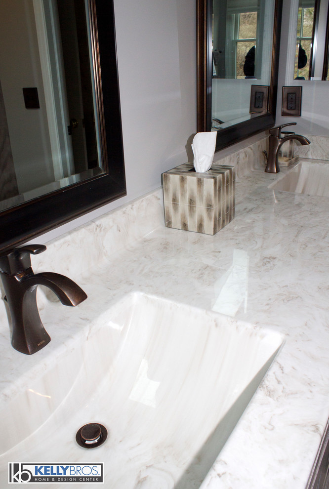 Foto de cuarto de baño principal tradicional renovado con lavabo integrado, armarios estilo shaker, puertas de armario grises, paredes grises y suelo de baldosas de cerámica