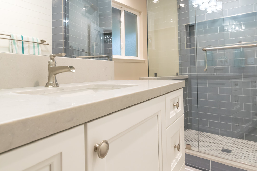 Idéer för mellanstora vintage en-suite badrum, med luckor med infälld panel, vita skåp, en hörndusch, vita väggar, klinkergolv i porslin, ett undermonterad handfat, brunt golv och med dusch som är öppen
