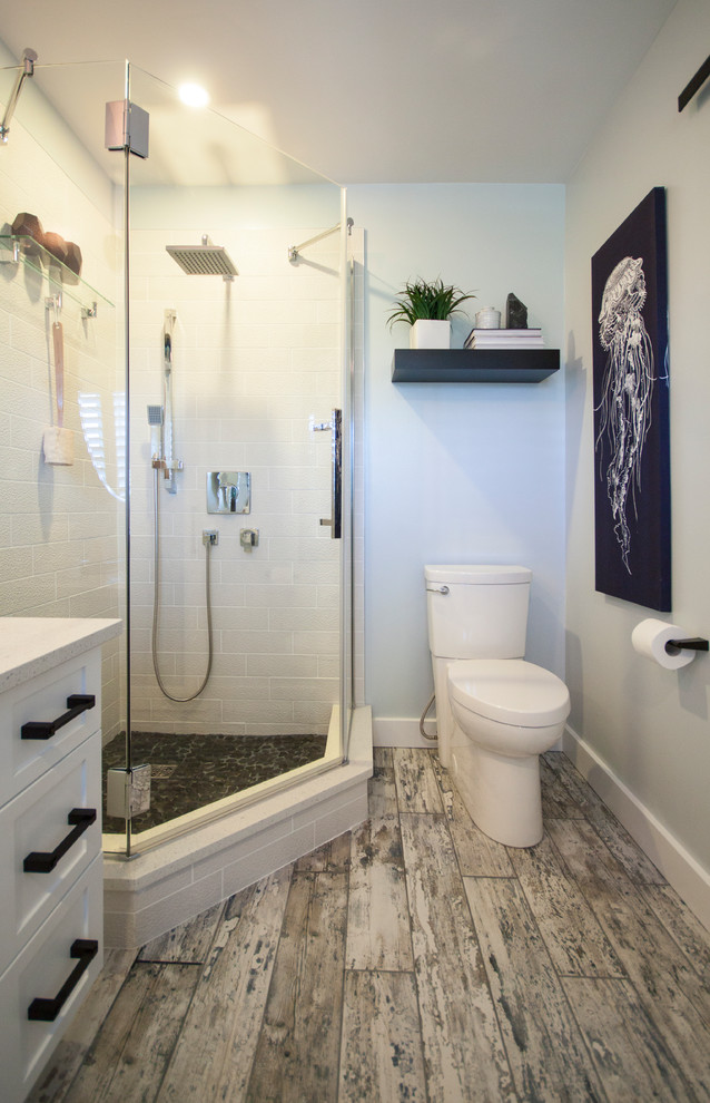 Ispirazione per una stanza da bagno padronale tradizionale di medie dimensioni con ante in stile shaker e ante bianche