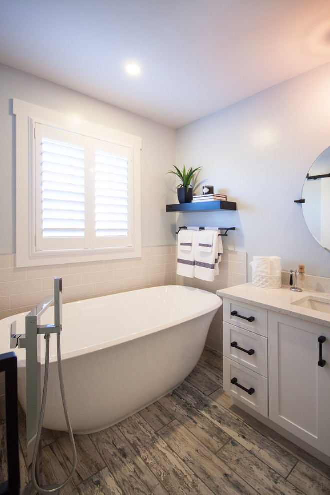 Foto di una stanza da bagno padronale tradizionale di medie dimensioni con ante in stile shaker e ante bianche