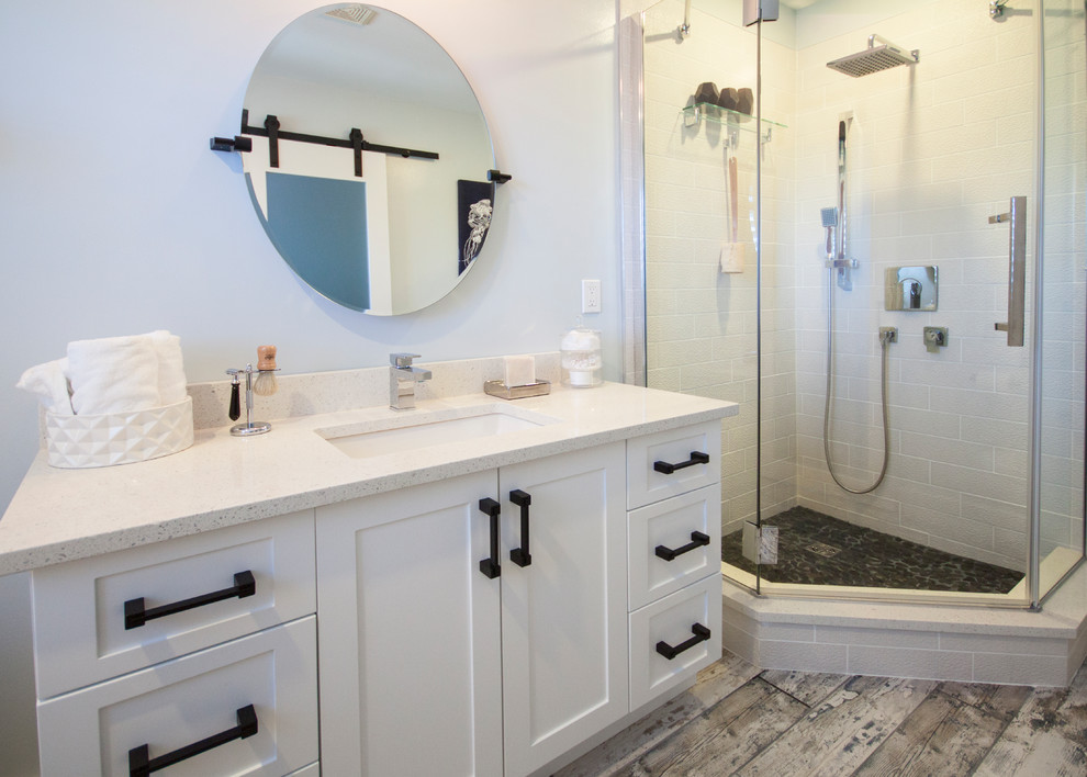 Immagine di una stanza da bagno padronale chic di medie dimensioni con ante in stile shaker e ante bianche