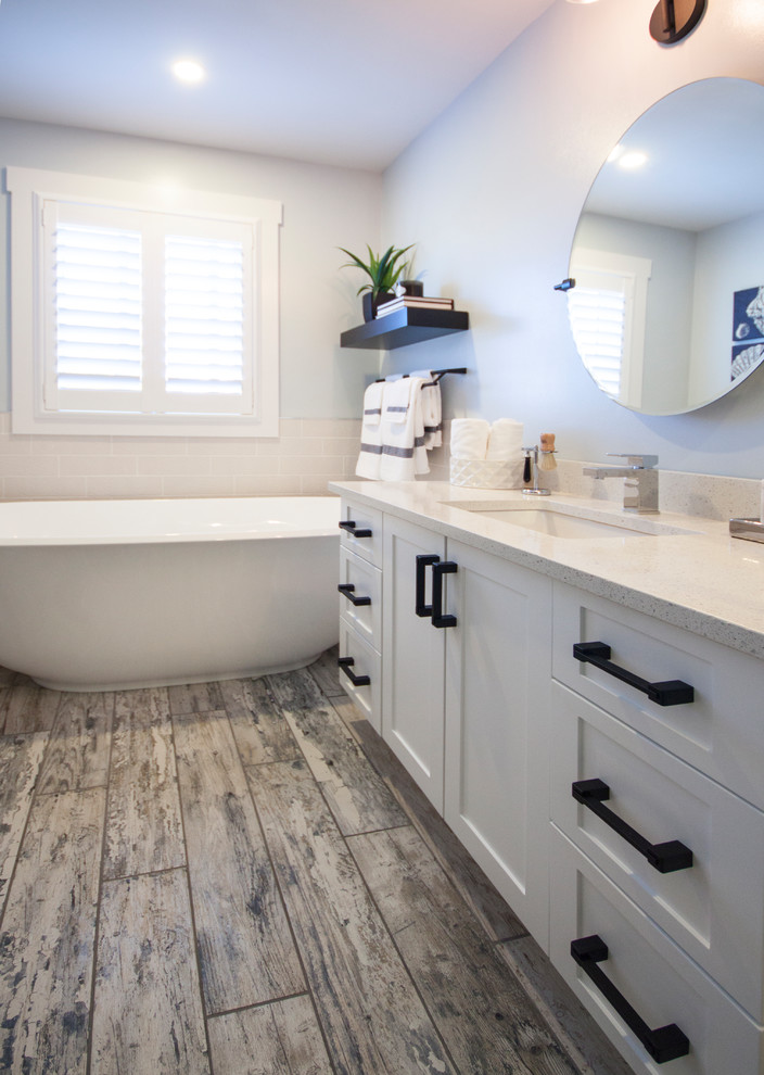 Esempio di una stanza da bagno padronale tradizionale di medie dimensioni con ante in stile shaker e ante bianche