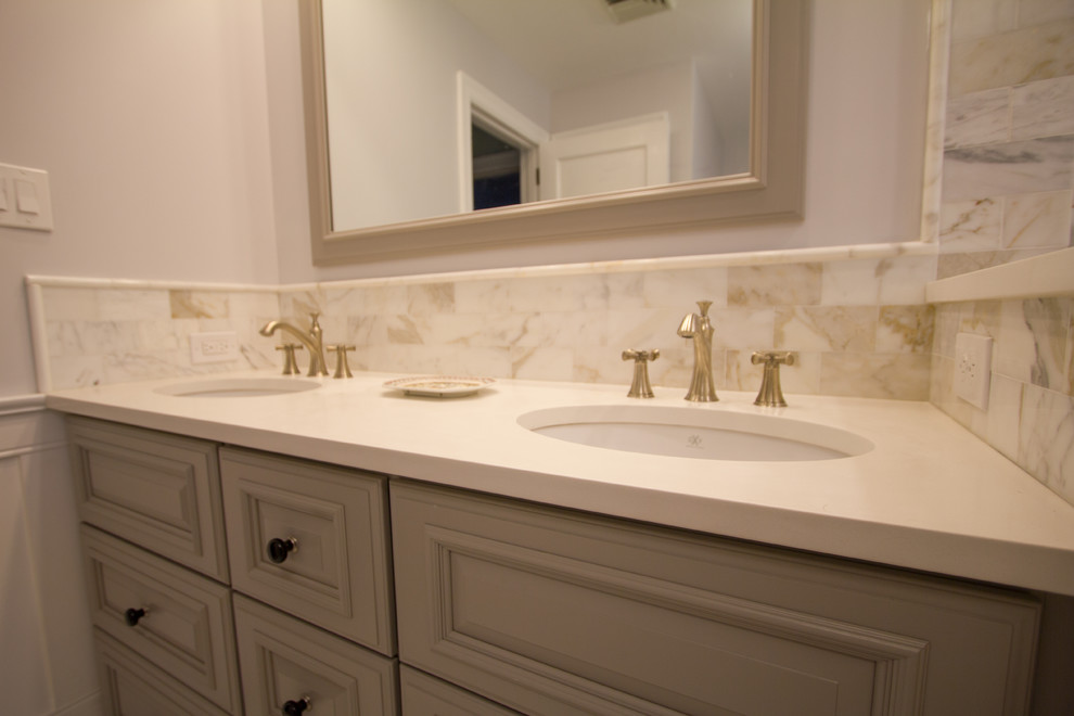 Пример оригинального дизайна: главная ванная комната среднего размера в классическом стиле с серыми фасадами, отдельно стоящей ванной, открытым душем, белой плиткой, плиткой кабанчик, серыми стенами, мраморным полом и столешницей из искусственного кварца