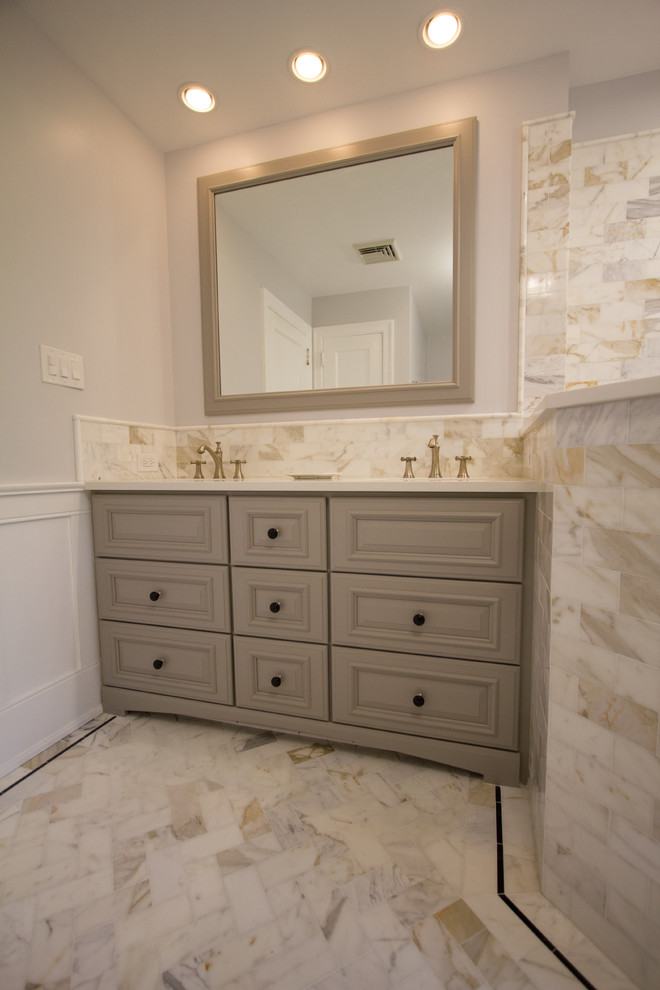 Inredning av ett klassiskt mellanstort en-suite badrum, med grå skåp, ett fristående badkar, en öppen dusch, vit kakel, tunnelbanekakel, grå väggar, marmorgolv och bänkskiva i kvarts