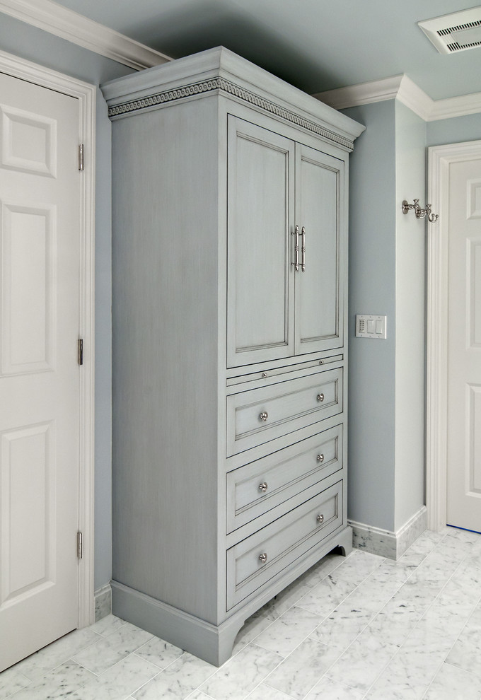 Gray Glazed Linen Cabinet Traditional Bathroom Minneapolis By Steven Cabinets Houzz