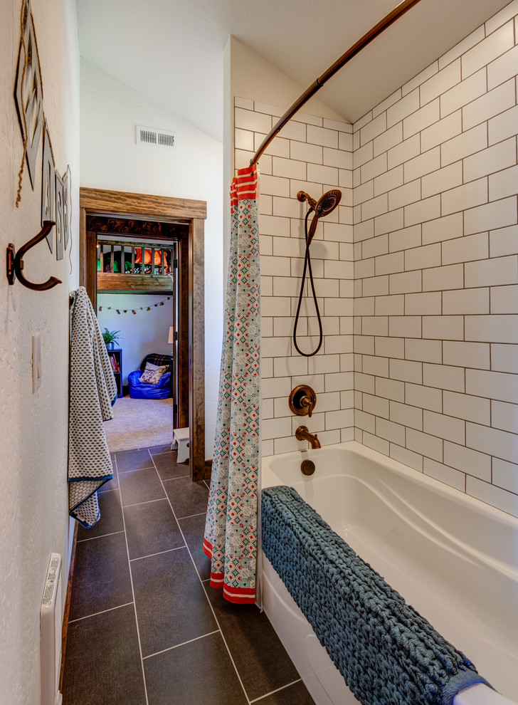 Foto di una piccola stanza da bagno per bambini rustica con vasca ad angolo, vasca/doccia, piastrelle bianche, piastrelle diamantate, pareti bianche e pavimento in ardesia